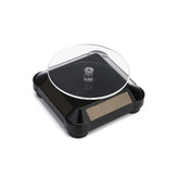 استند گردان ویترینی 360 درجه، سفید، با پنل خورشیدی و باتری، مناسب برای نمایش جواهرات، ساعت و محصولات کوچک در ویترین.