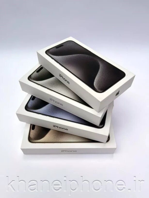 تیتانیوم طبیعی (Natural Titanium): جعبه سفید و ساده آیفون 15 پرو مکس با لوگوی اپل در مرکز، نشاندهنده رنگ تیتانیوم طبیعی، همراه با متن مدل و برچسبهای امنیتی اپل در پسزمینهای روشن.