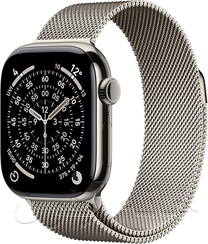 Apple Watch Series 11 تیتانیومی طبیعی (Natural)، بدنه سبک با ۱۰۰٪ تیتانیوم بازیافتی، ویژگی‌های سلامتی جامع مانند تشخیص سقوط و تصادف، باتری طولانی‌مدت و صفحه نمایش براق‌تر، برای کاربران premium.