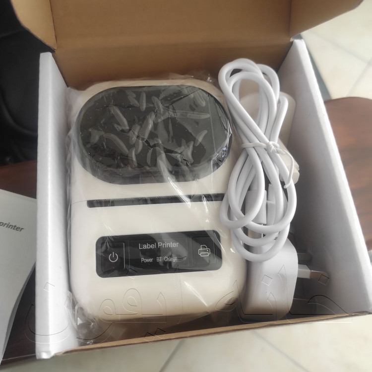 تصویر مینی پرینتر لیبل زن جیبی PT-260 در رنگ سفید، دستگاه جیبی با ابعاد جمعوجور و ظاهری شیک، ایدهآل برای استفاده روزمره در چاپ لیبلهای سیاه و سفید.