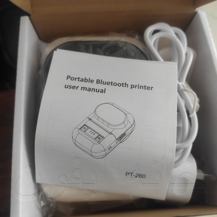 تصویر مینی پرینتر لیبل زن جیبی PT-260 در رنگ سفید، دستگاه جیبی با ابعاد جمعوجور و ظاهری شیک، ایدهآل برای استفاده روزمره در چاپ لیبلهای سیاه و سفید.