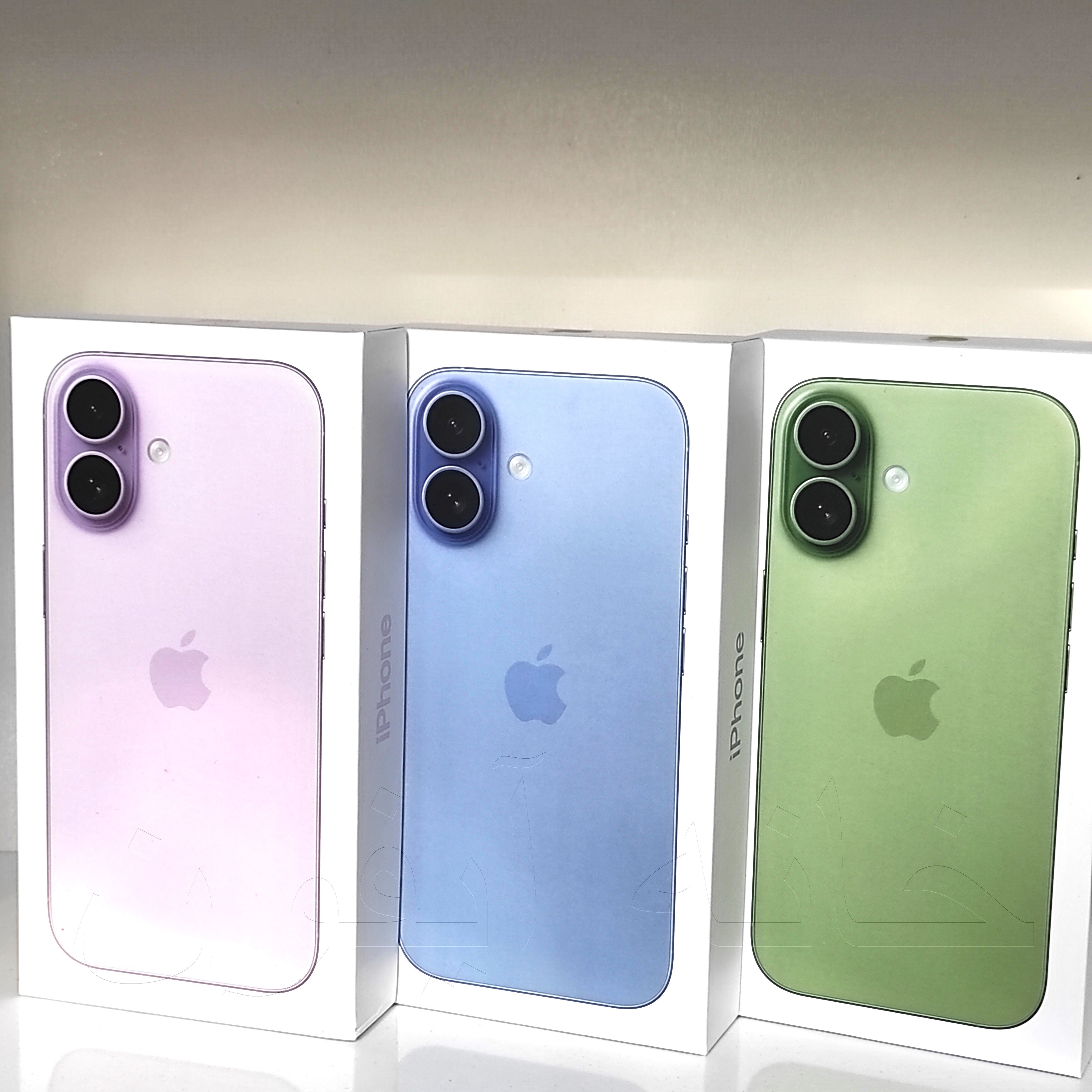 تصویری از جعبه سفید رنگ اپل برای مدل iPhone 17، باز شده و خالی از محتویات، با لوگوی اپل و جزئیات مدل در سمت جلو. فضای داخلی جعبه با فوم سفید محافظ خالی است و هیچ دستگاهی داخل آن نیست. مناسب برای نمایش بسته‌بندی خالی پس از باز کردن.