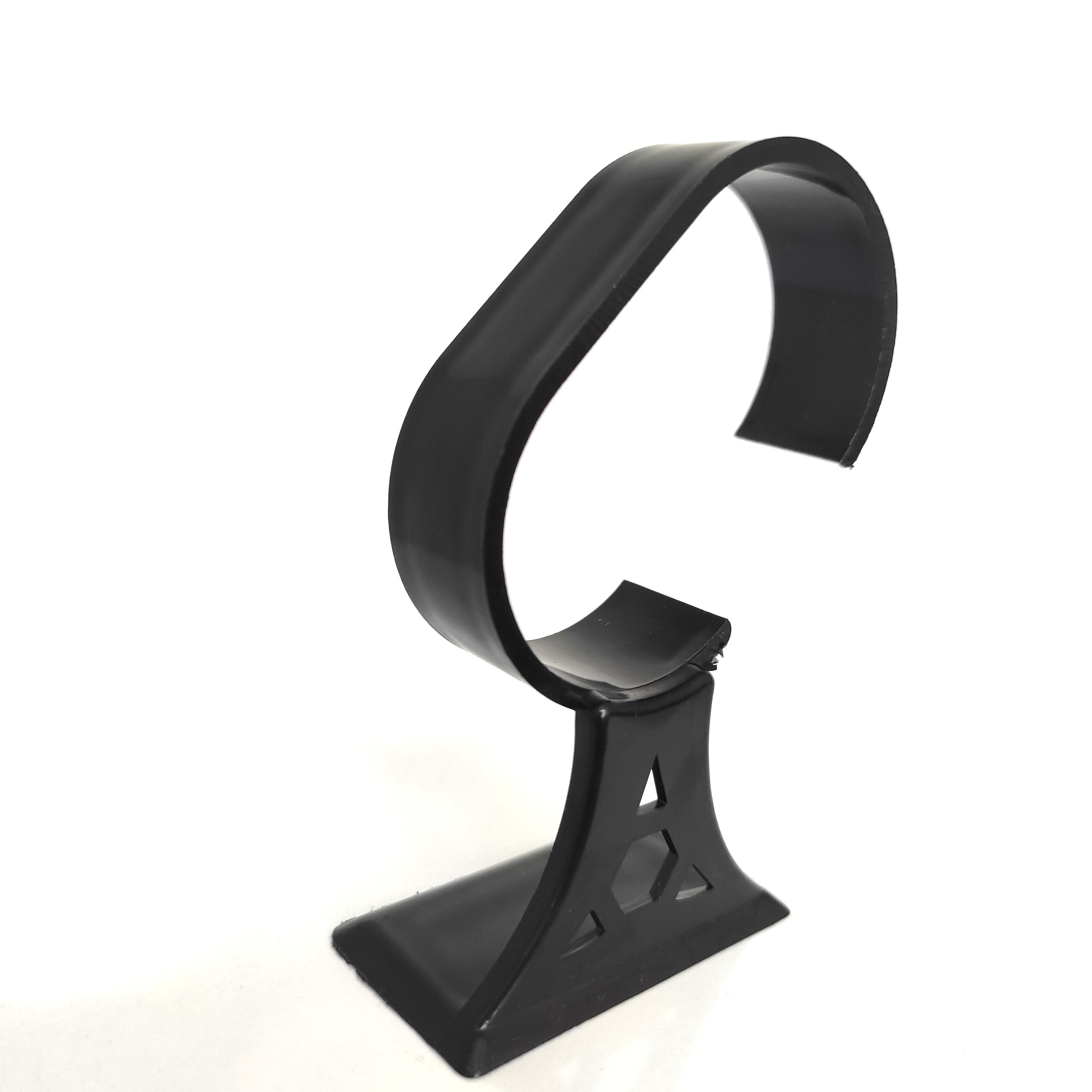 هلدر ساعت پلاستیکی مشکی، طراحی شده برای نمایش و نگهداری ساعت‌های مچی با ساختار ارگونومیک و پایه محکم.