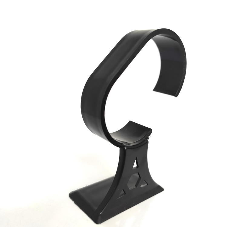 هلدر ساعت پلاستیکی مشکی، طراحی شده برای نمایش و نگهداری ساعتهای مچی با ساختار ارگونومیک و پایه محکم.