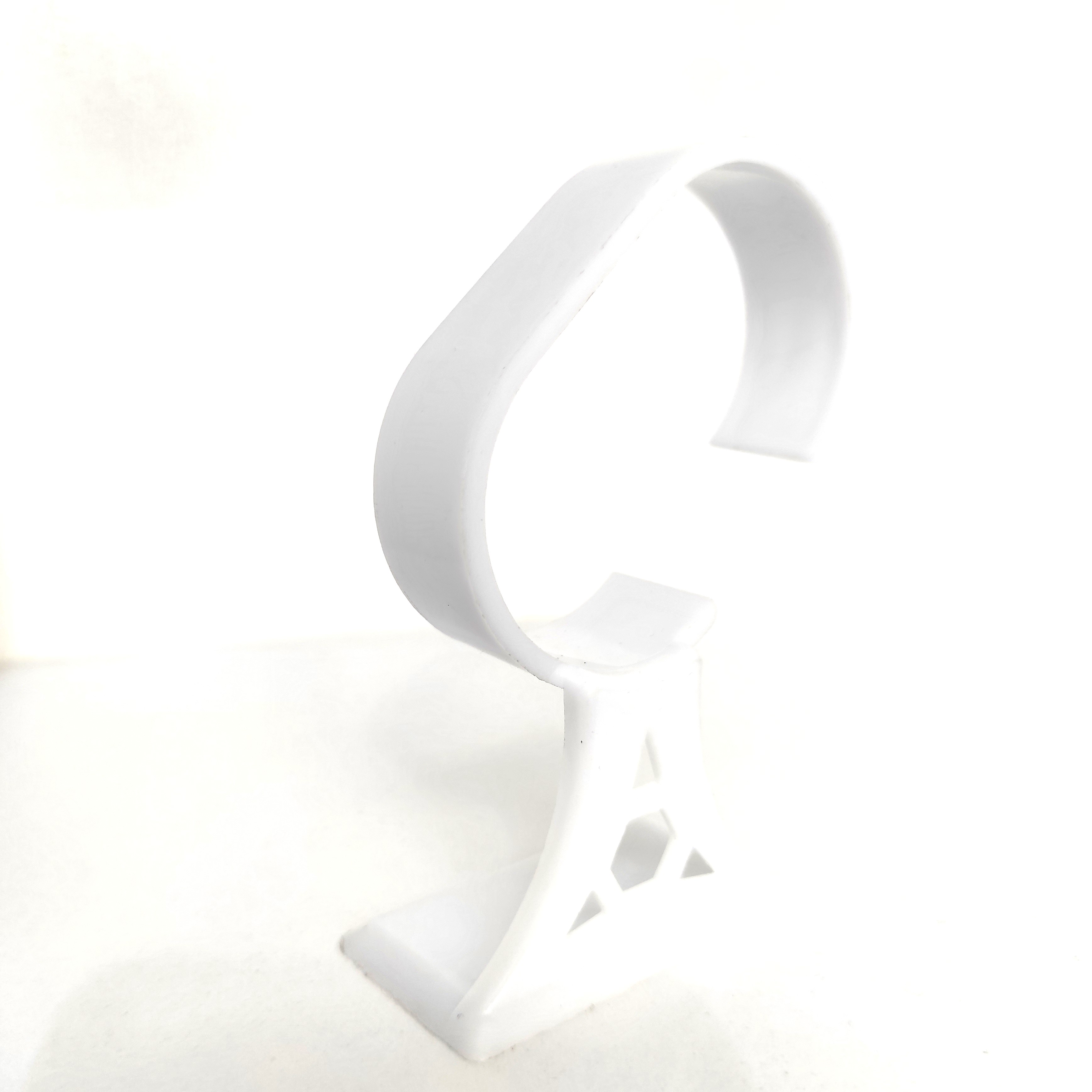 هلدر ساعت پلاستیکی سفید، طراحی شده برای نمایش و نگهداری ساعت‌های مچی با ساختار ارگونومیک و پایه محکم.